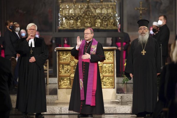 Predseda nemeckej biskupskej konferencie sa hanbí za mlčanie cirkvi ku Krištáľovej noci