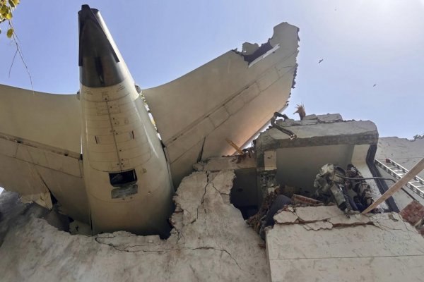 V Indii sa zrútilo letadlo Air India s 244 ľuďmi na palube
