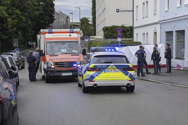 V Passau vrazil muž autom do ľudí, zrazil aj manželku a dcéru