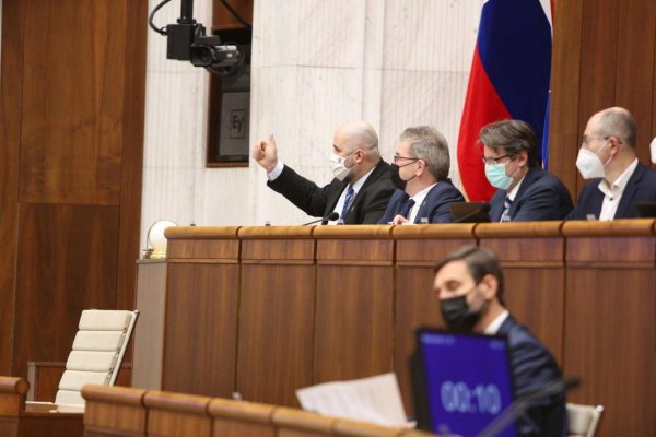 Opozícia vyzvala koalíciu na podporu návrhu Sme rodina o skrátením volebného obdobia