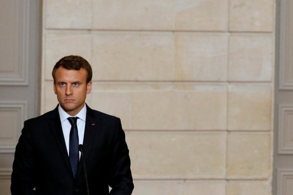 Macron víťaz. Le Penová sa teší