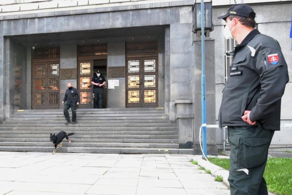 Zatkli aj dočasného šéfa inšpekcie Petra Scholtza