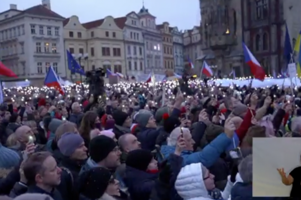 Česi vyšli na námestia brániť svojho prezidenta