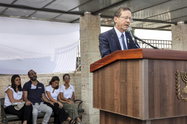 Herzog si na juhu Izraela minútou ticha pripomenul výročie útoku Hamasu