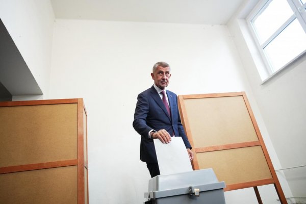 Voľby ČR: Volebné miestnosti sa zatvorili, začínajú sa sčítavať hlasy