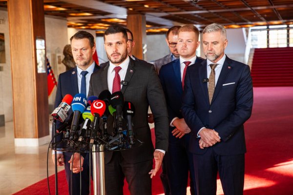 Glück žiada vysvetlenie zastavenia vyšetrovania darovania techniky, zvolal výbor