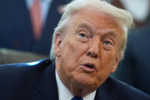 V novo zverejnených spisoch o Epsteinovi sa zmieňuje aj Trump, Musk či Gates