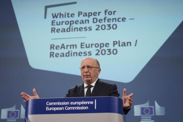 V Kremli sa už údajne rokuje o útoku na NATO, tvrdí eurokomisár