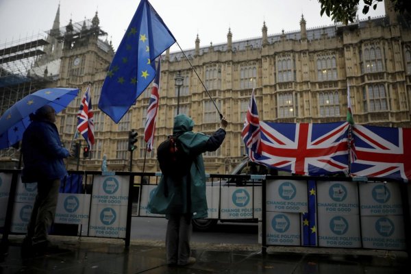 Brexit sa odkladá, EÚ dala Británii ďalšie tri mesiace