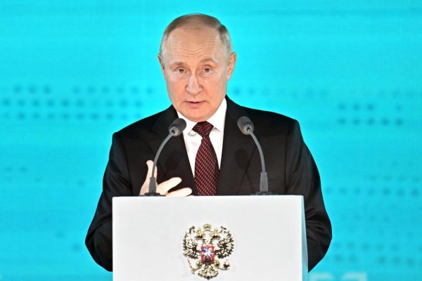 Putin sa údajne stretol s matkami padlých vojakov, ale zase to bol komparz. Klamú stále