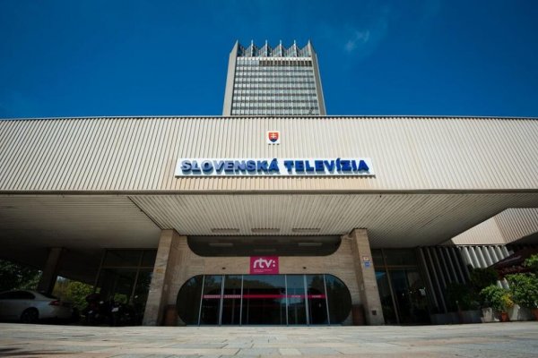 Meno novej riaditeľky STVR je známe. Rada vybrala Martinu Flašíkovú, vlastníčku provládneho denníka, ktorý šíri ruskú propagandu