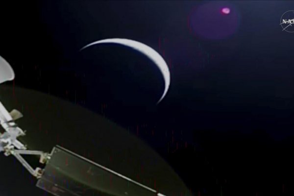 Loď Orion sa zážihom motorov vymanila z obežnej dráhy Zeme, mieri k Mesiacu