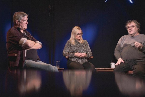 Hríb, Mojžiš, Gálisová: Sociálne siete svet rozkývali, čítanie z papiera nás vie ukotviť