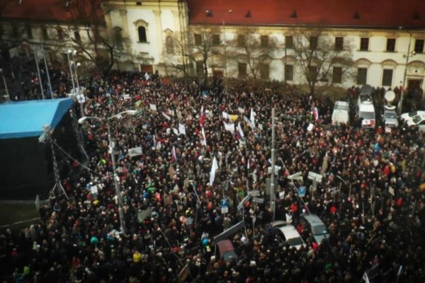 Ficova demisia pritiahla ešte väčší dav