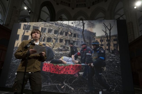 Víťazná fotografia World Press Photo zachytáva útok na pôrodnicu v Mariupole