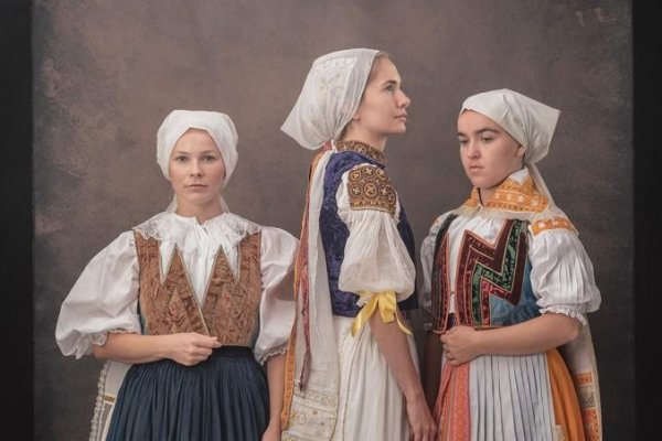 Ľudia, krajina, život. Pátranie po zabudnutých príbehoch vpísaných do tradičných odevov