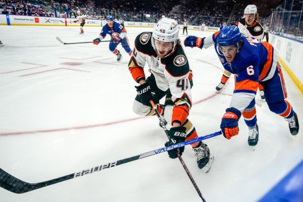 Pavol Regenda opúšťa káder Anaheimu Ducks, klub ho poslal na farmu do San Diega