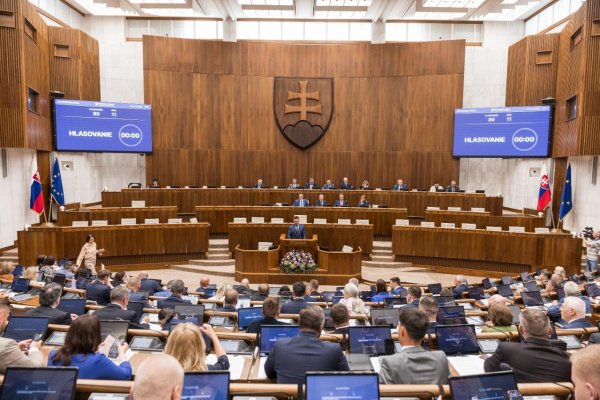 Dnešné uznesenie parlamentu o odmietnutí protiruských sankcií oponuje rozhodnutiu prezidenta nevyhlásiť referendum