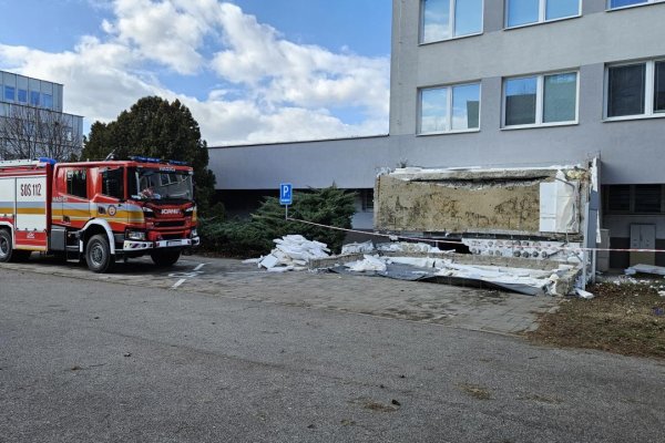 Z budovy Klientskeho centra v Komárne spadla časť strechy, jedna osoba zahynula