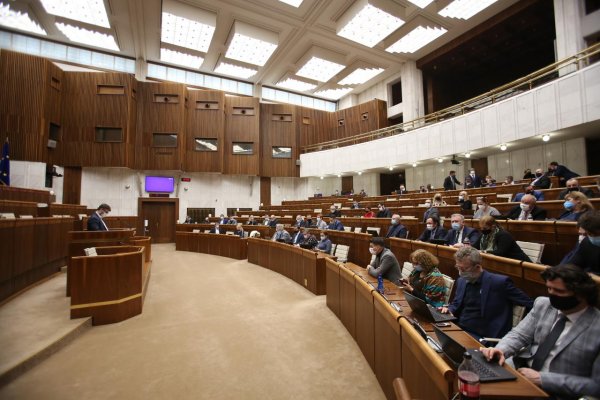 Poslanci schválili vládny balík zmien, za porušenie vakcinačného zoznamu bude pokuta