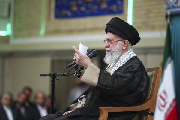 Izrael čaká za útoky na Irán tvrdý trest, pohrozil Chameneí