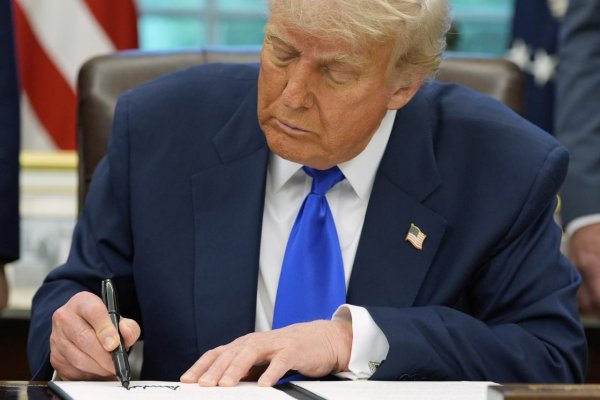 Donald Trump novým výkonným nariadením obmedzil výskum vírusov