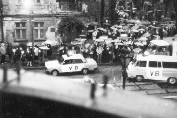 Slovensko si dnes pripomína výročie Sviečkovej manifestácie