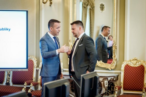 Migaľ a Drucker sa sporia o zodpovednosť za zmrazenie eurofondov pre samosprávy