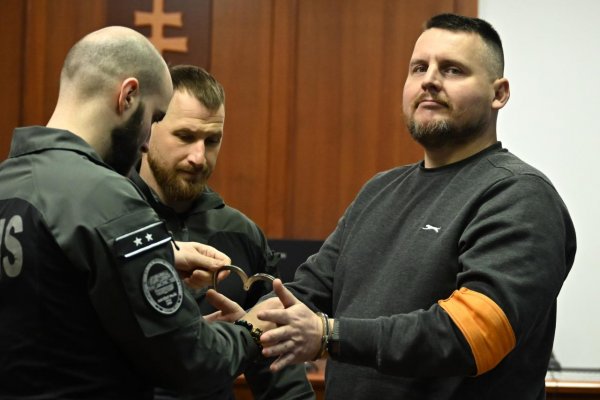 Bombic zostáva tam, kde bol, alebo absurdná dráma v Pezinku