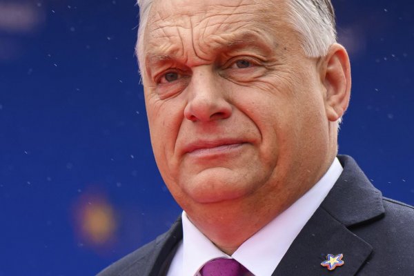 Orbán vydal nariedenie zakazujúce LGBTQ+ symboly na vládnych budovách