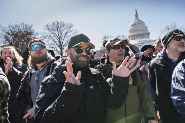Omilostení členovia Proud Boys odsúdení za útok na Kapitol požadujú odškodnenie