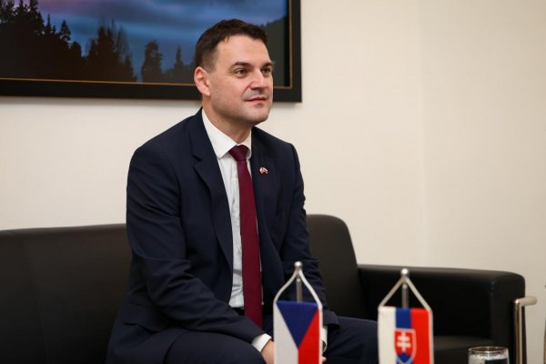 Ruskí diplomati sa do ČR nakoniec dostanú jednoduchšie, rozhodol Macinka