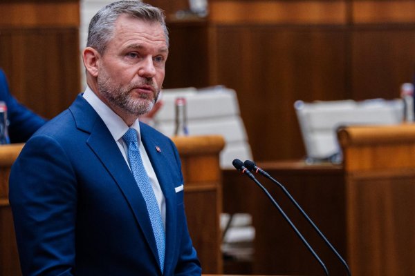 Pellegrini odcestoval na summit Bukureštskej deviatky