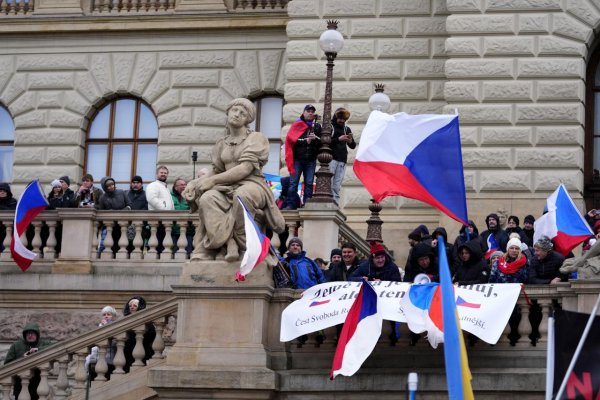 Demonštranti sa pokúsili vniknúť do Národného múzea, zasahovali ťažkoodenci