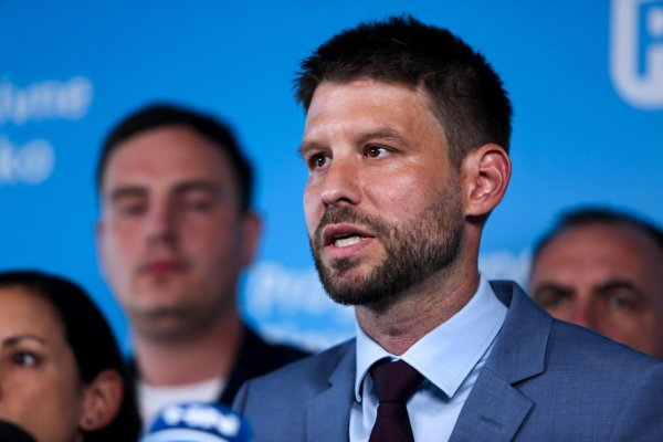 Šimečka vyzýva premiéra, aby v máji necestoval do Moskvy