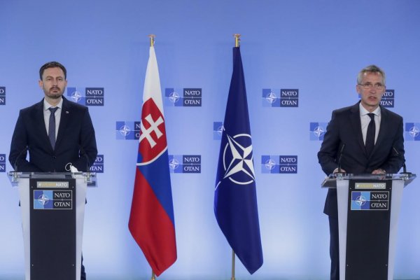 NATO je hlavným pilierom obrany Slovenska, povedal Heger Stoltenbergovi v Bruseli