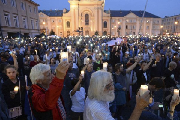 Zákon o najvyššom súde schválil po Sejme aj Senát, v poľských mestách protestoval desaťtisíce ľudí