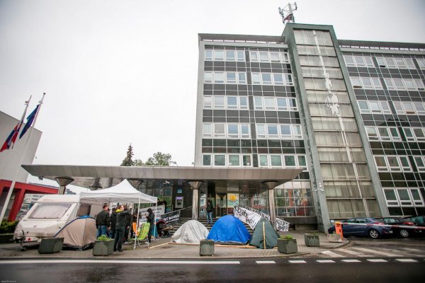 Agentúra porušila zákon, do spisu farmári nahliadli až po protestnej stanovačke