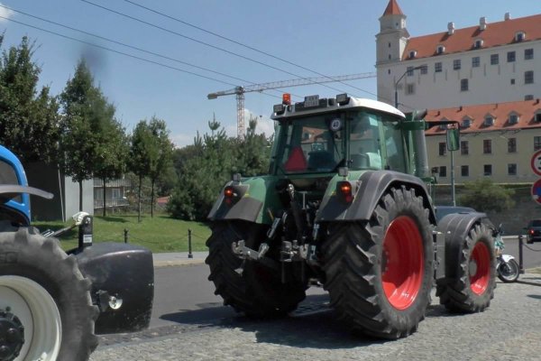 Technická porucha farmárom spôsobila zastávku pri Národnej rade