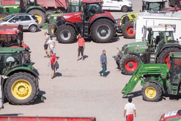 Nespokojní farmári protestovali pred Úradom vlády. Pellegrini vyhlásil, že zriadi špeciálny tím