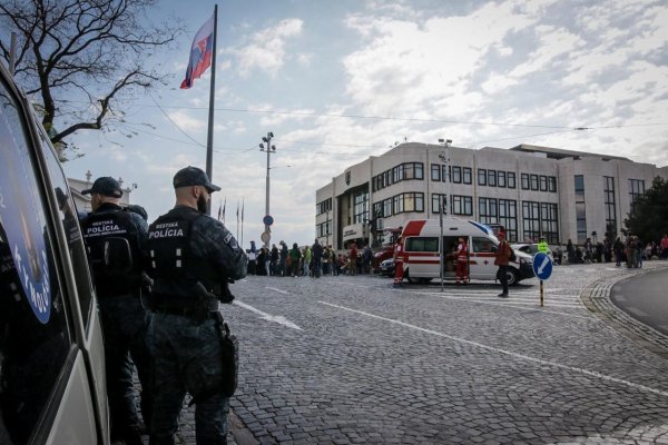 Pred budovou parlamentu sa koná protest na podporu lídra Smeru-SD Fica