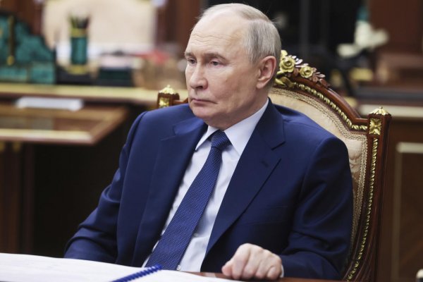 Putin presadzuje, aby Irán prijal jadrovú dohodu zakazujúcu obohacovanie, uvádza Axios