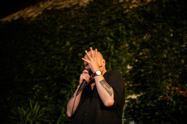 Slam poetry: Fenomén, žáner a živá história poetickej slobody prejavu