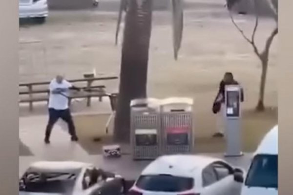 V Austrálii oslavujú hrdinu, ktorý zastavil ozbrojeného útočníka na pláži Bondi