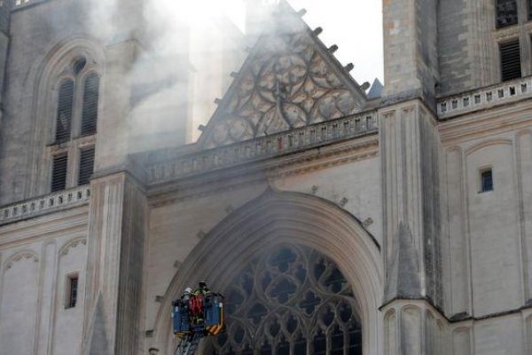 Vo francúzskej katedrále Nantes vypukol požiar, zrejme ide o podpaľačstvo