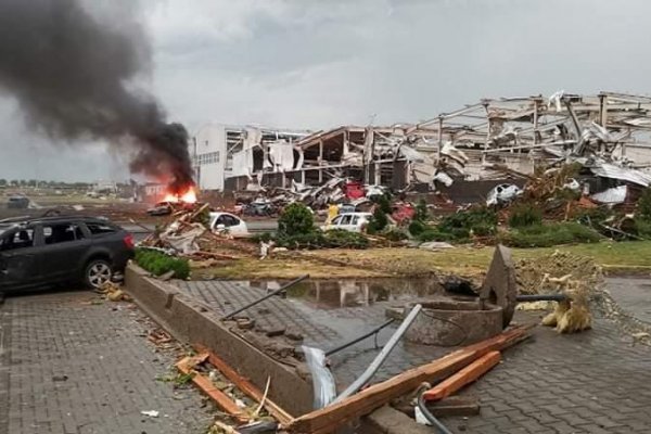 Búrky a tornádo na Morave poškodili vyše 2000 domov, Babiš sa obracia na EÚ. Počet obetí rastie