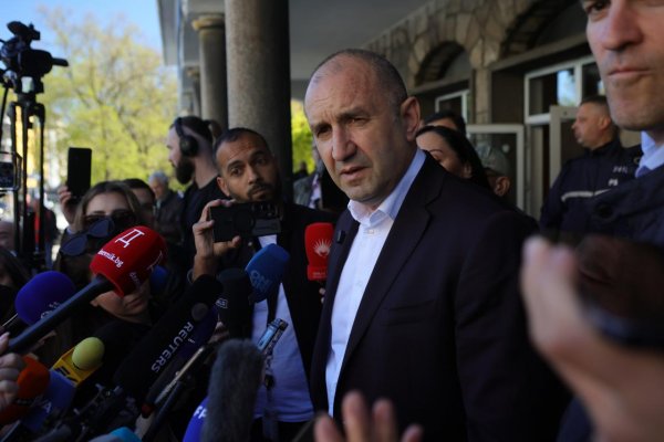 Vo voľbách v Bulharsku podľa exit pollu zvíťazilo zoskupenie exprezidenta Radeva