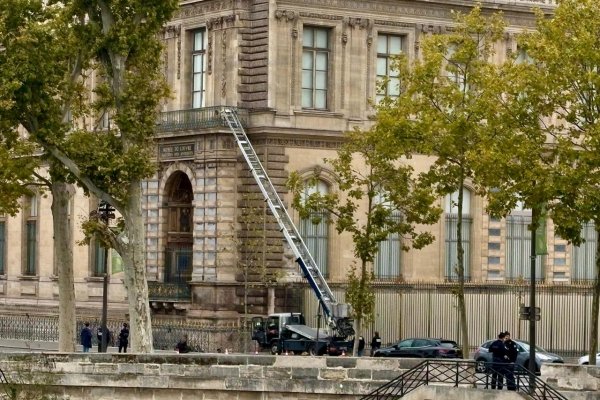 Louvre zostáva po krádeži vzácnych šperkov zatvorený, vstupenky budú refundované