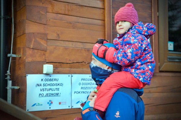 Žiaci základných škôl majú povinnosť prekrytia horných dýchacích ciest