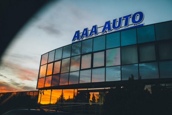 AAA AUTO, vďaka využitiu generatívnej AI, v auguste  pokorilo mesačnú hranicu 20 000 zobchodovaných áut